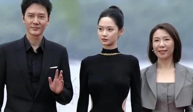 九游娱乐：国际电影周红毯被土里土气的郝蕾惊艳不穿暴露礼服却艳压全场(图4)