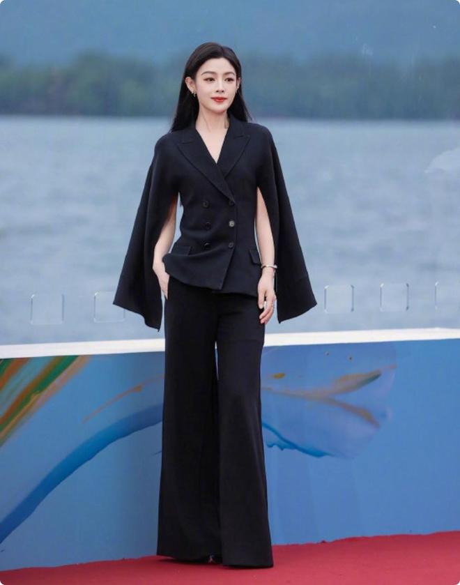 九游娱乐：国际电影周红毯被土里土气的郝蕾惊艳不穿暴露礼服却艳压全场(图6)