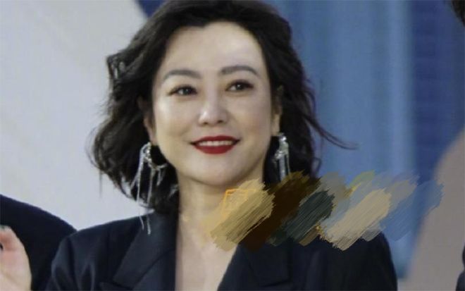 九游娱乐：国际电影周红毯被土里土气的郝蕾惊艳不穿暴露礼服却艳压全场