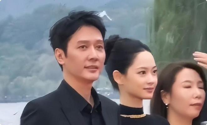 九游娱乐：国际电影周红毯被土里土气的郝蕾惊艳不穿暴露礼服却艳压全场(图5)