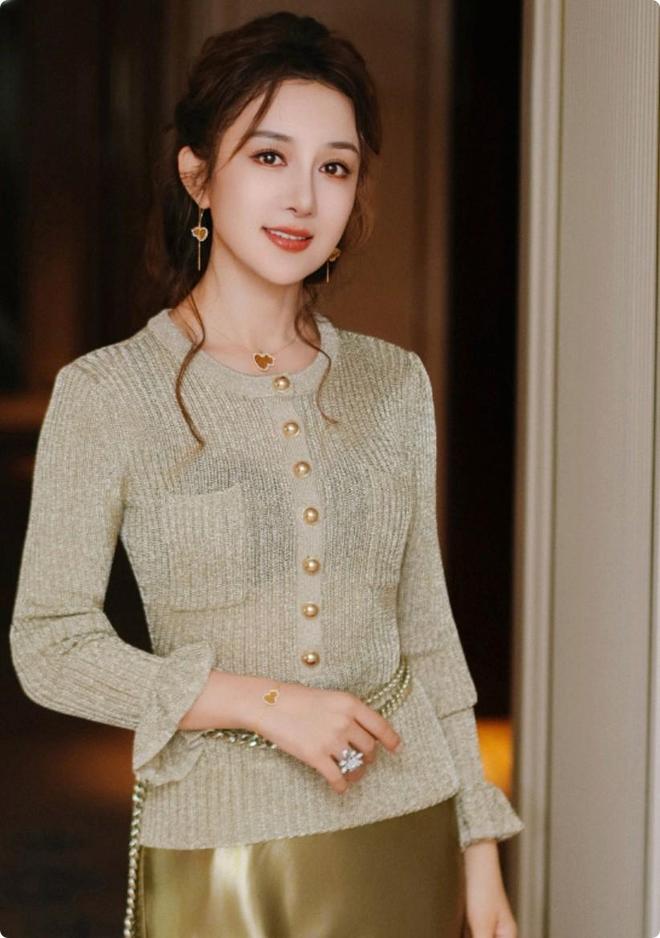 九游娱乐：国际电影周红毯被土里土气的郝蕾惊艳不穿暴露礼服却艳压全场(图10)