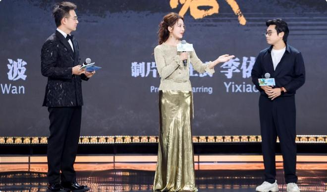 九游娱乐：国际电影周红毯被土里土气的郝蕾惊艳不穿暴露礼服却艳压全场(图11)