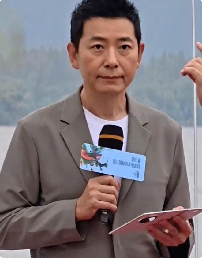 九游娱乐：国际电影周红毯被土里土气的郝蕾惊艳不穿暴露礼服却艳压全场(图12)