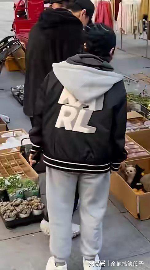 颜丙燕小20岁男友曝光185cm身高帅打耳钉逛街手拉手(图4)