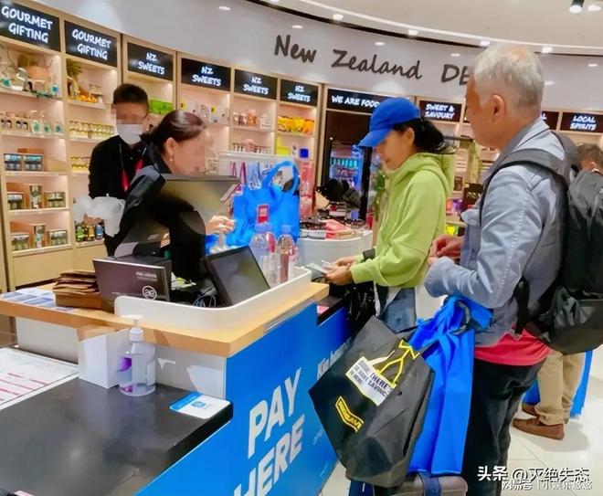 巫刚：与不婚主义者陈瑾相伴近20年如今61岁被人偶遇活成“笑话”(图2)