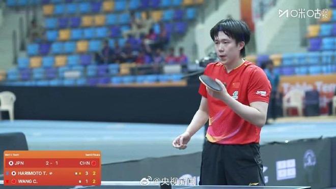 九游娱乐：太紧张!梁靖崑老婆边吸氧边看比赛老公0-2大逆转她差点上不来气(图2)