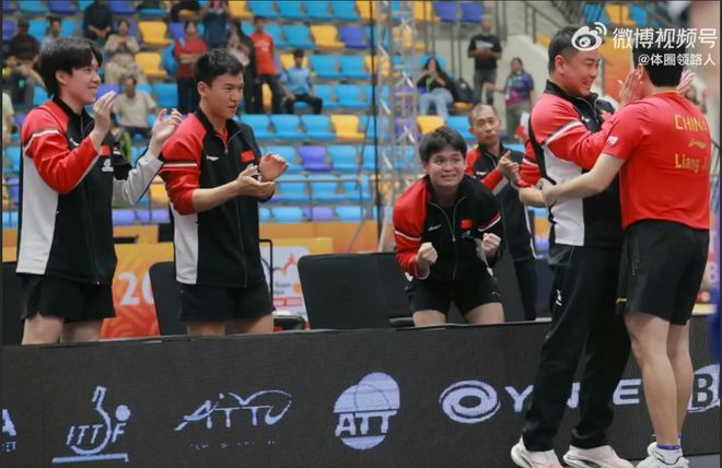 九游娱乐：太紧张!梁靖崑老婆边吸氧边看比赛老公0-2大逆转她差点上不来气(图3)