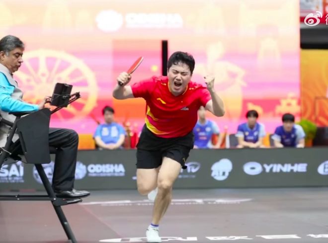 九游娱乐：太紧张!梁靖崑老婆边吸氧边看比赛老公0-2大逆转她差点上不来气