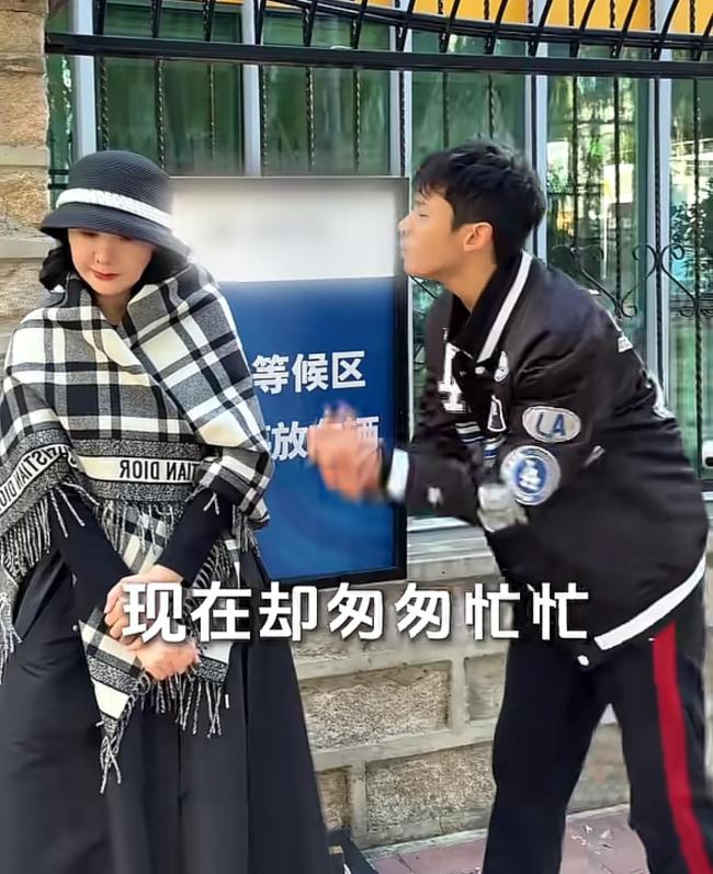 程莉莎因为化妆迟到了儿子的家长会精致妆容背后的家长失职(图2)