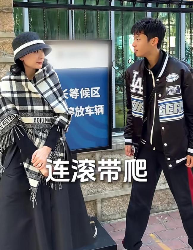 程莉莎因为化妆迟到了儿子的家长会精致妆容背后的家长失职(图3)