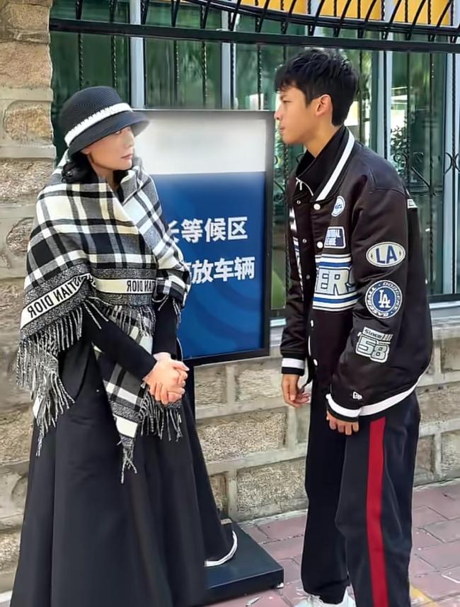 程莉莎因为化妆迟到了儿子的家长会精致妆容背后的家长失职