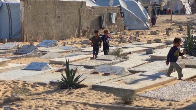 九游娱乐：加沙难民营地蔓延至墓地数十万巴勒斯坦人被迫栖身坟场(图2)