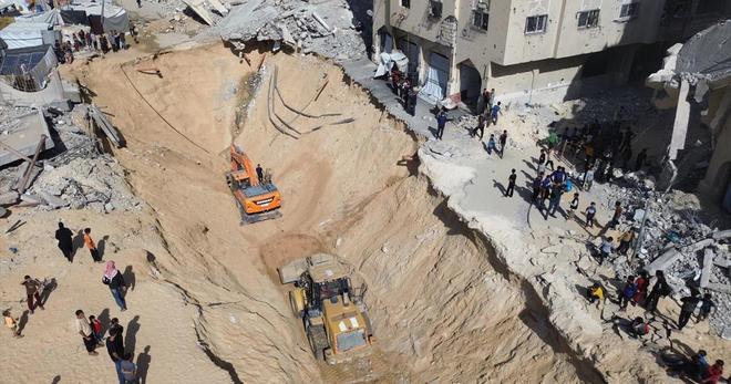 九游娱乐：加沙难民营地蔓延至墓地数十万巴勒斯坦人被迫栖身坟场(图5)