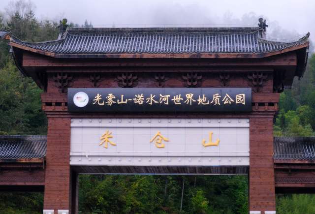 秋日美景中国红叶第一山在四川它是国家5A景区眼下美到封神！(图8)