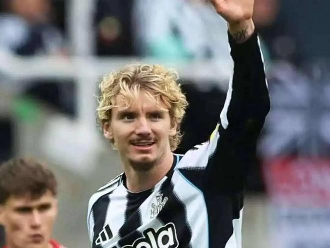 敬业！纽卡神锋为训练乘廉价航空回英国未来成就超伊萨克非奢望(图2)