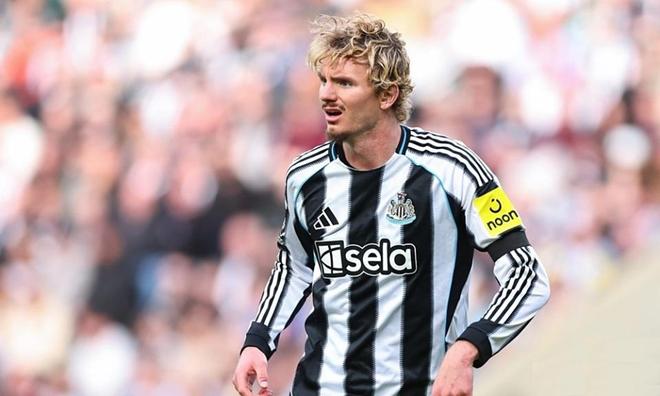 敬业！纽卡神锋为训练乘廉价航空回英国未来成就超伊萨克非奢望