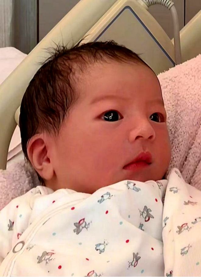 九游娱乐NineGame：方媛卷得令人害怕：产后几天光速恢复穿戴50万行头为郭富城庆生(图8)