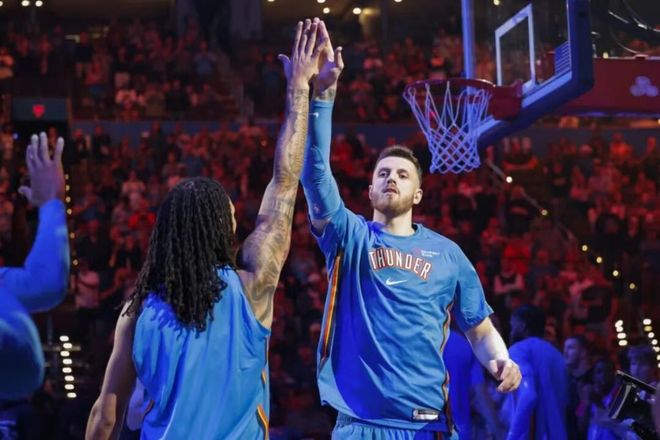 九游娱乐NineGame：进化成功！33+19打爆对手3年8700万真香啊雷霆赚到了(图2)