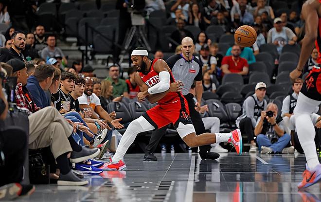 九游娱乐NineGame：这是底薪球员？火箭侧翼新援本赛季的表现简直是攻守兼备？(图2)