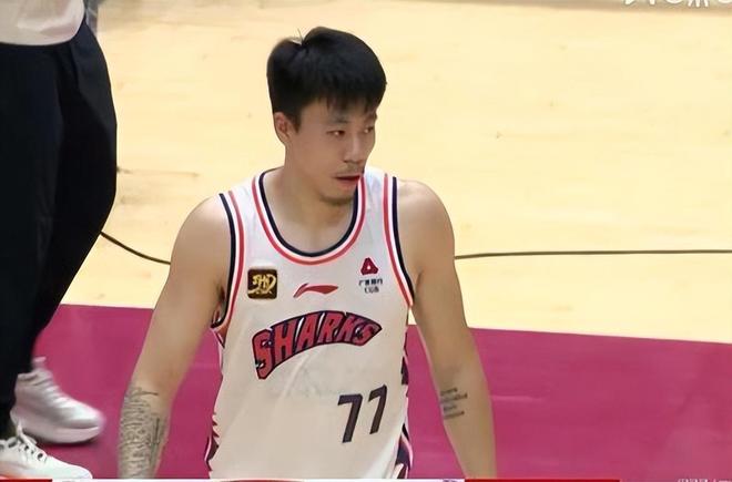 九游娱乐：千呼万唤始出来曝上海队签争议外援联手张镇麟辅助卢伟冲冠(图2)