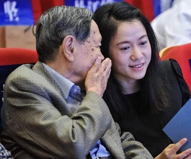 杨振宁走后1个月翁帆搬离别墅带走34箱东西那是她的全部财产(图5)