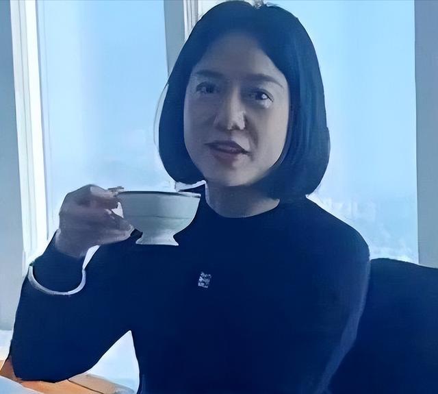 杨振宁走后1个月翁帆搬离别墅带走34箱东西那是她的全部财产(图2)