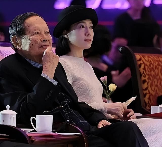 杨振宁走后1个月翁帆搬离别墅带走34箱东西那是她的全部财产(图7)