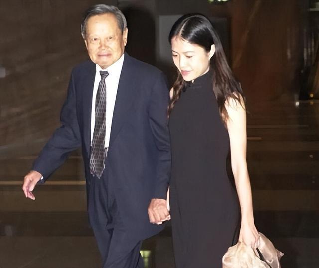 杨振宁走后1个月翁帆搬离别墅带走34箱东西那是她的全部财产(图12)