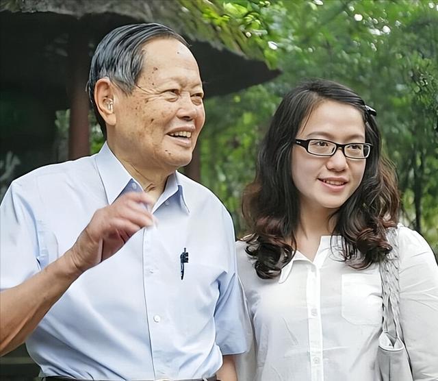 杨振宁走后1个月翁帆搬离别墅带走34箱东西那是她的全部财产(图15)