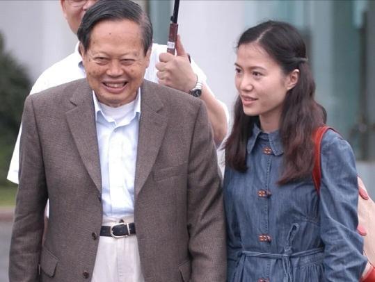 杨振宁走后1个月翁帆搬离别墅带走34箱东西那是她的全部财产(图19)