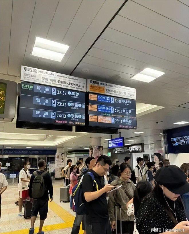 警告也没用！日本机场挤满回家的中国人机票涨价仍一票难求