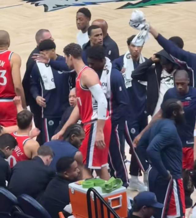 快船又一矛盾曝光！泰伦卢暂停布置战术哈登坐一旁冷眼旁观(图3)