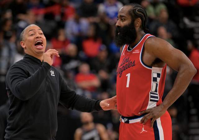 快船又一矛盾曝光！泰伦卢暂停布置战术哈登坐一旁冷眼旁观