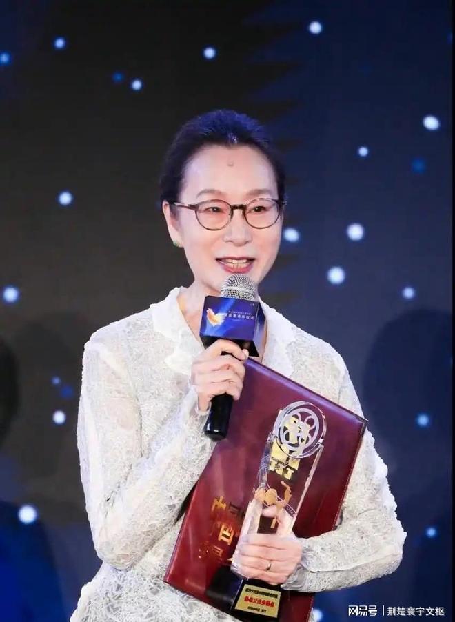 奚美娟终于不躲了针对儿子不是周野芒的这件事她公开表态了