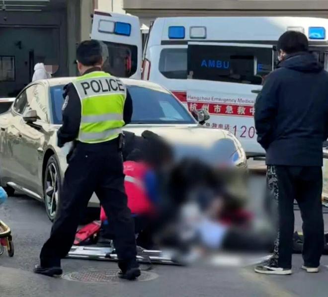 杭州一小米新车主还未开出园区便撞倒人目击者：倒车时瞬间加速撞到蹲墙角男子警方介入