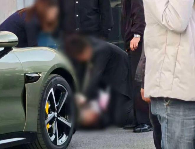杭州一小米新车主还未开出园区便撞倒人目击者：倒车时瞬间加速撞到蹲墙角男子警方介入(图2)