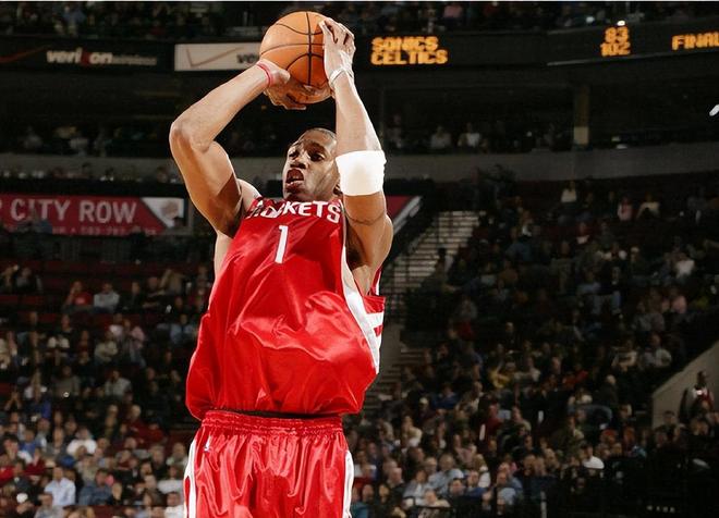 尴尬啊！曾经意气风发的四大分卫为何只有麦迪未能退役球衣？(图2)