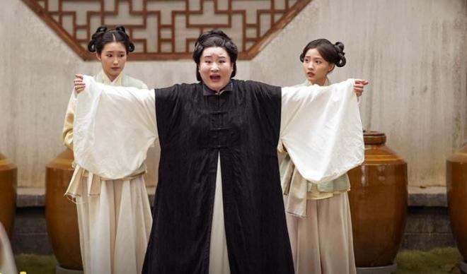 锤娜丽莎：从“女团C位”到“喜剧女王”她用180斤撞开一条花路