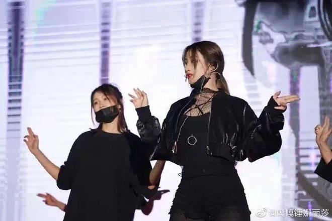 锤娜丽莎：从“女团C位”到“喜剧女王”她用180斤撞开一条花路(图2)