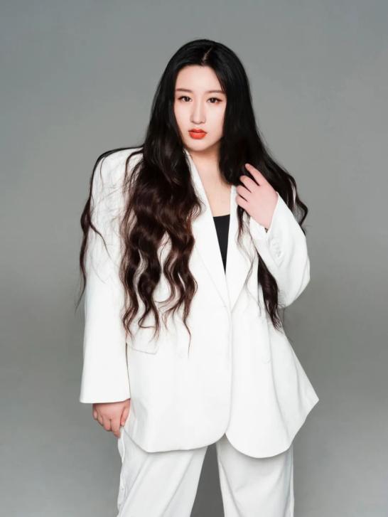 锤娜丽莎：从“女团C位”到“喜剧女王”她用180斤撞开一条花路(图3)