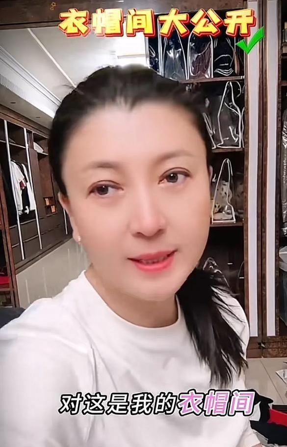 没对比就没伤害！68岁冯巩朴素现状曝光让哭穷的闫学晶无地自容(图8)