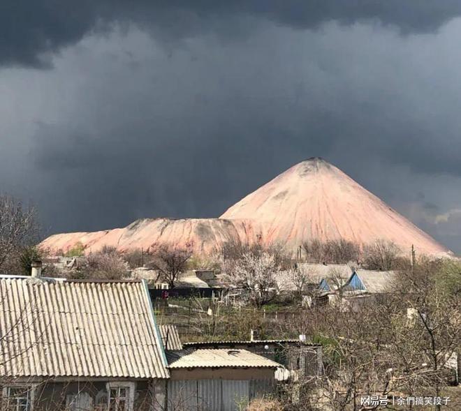 九游娱乐NineGame：乌克兰居民：母亲在战争期间去世俄罗斯人夺走了我们逝去的亲人(图4)