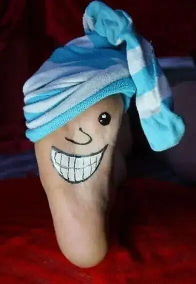 爆笑经典新娘糗事冷笑话教堂里正在举行结婚仪式有人悄声说为什么新郎和新娘要牵着手？”