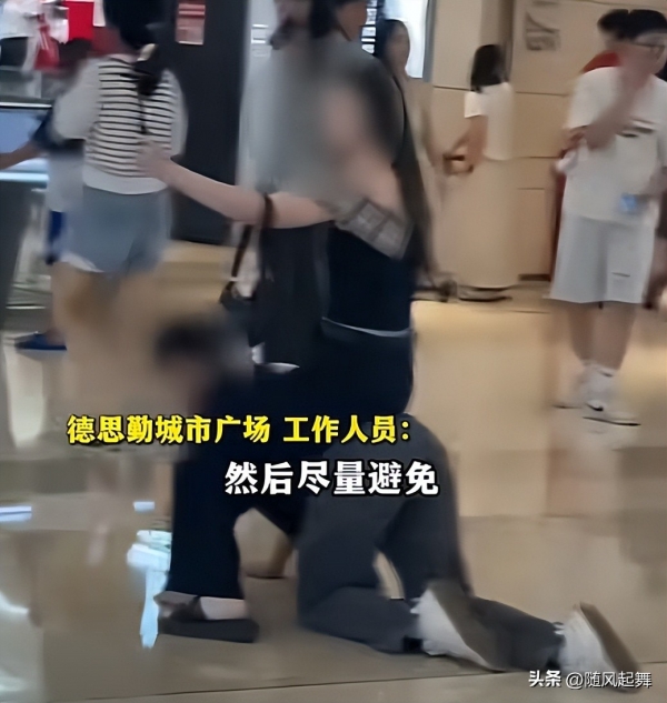 一商场惊现不雅画面：女子骑在男子身上疑似进行拍直播(图2)