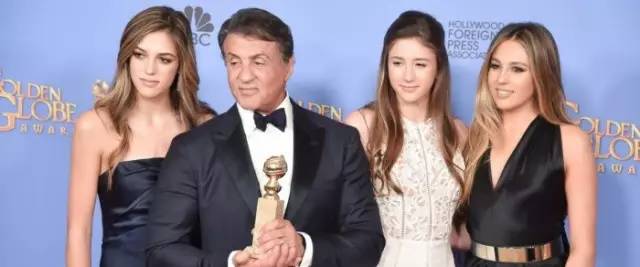 金球奖又吃又喝又接吻这到底是狂欢派对还是颁奖典礼？第74届金球奖又开炸啦！(图3)