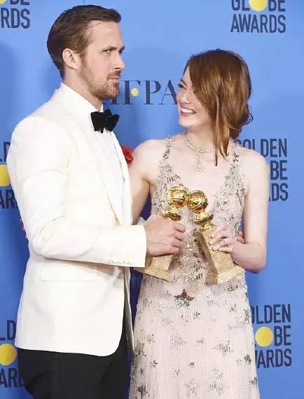 金球奖又吃又喝又接吻这到底是狂欢派对还是颁奖典礼？第74届金球奖又开炸啦！(图17)