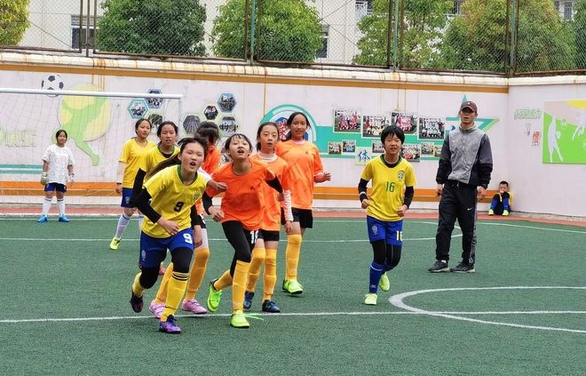 九游娱乐：搞笑图片幽默段子笑话：你以为这样就能锁住牛奶？太小看吃货了(图4)