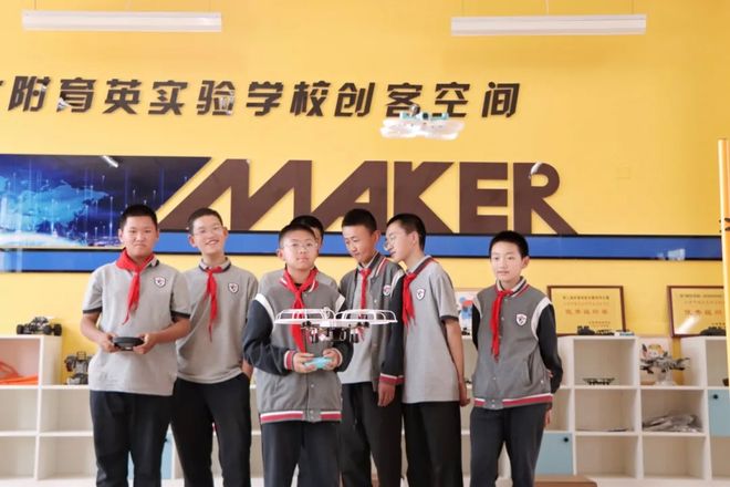 九游娱乐：搞笑图片幽默段子笑话：你以为这样就能锁住牛奶？太小看吃货了(图11)