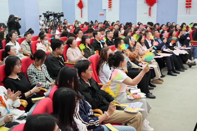 九游娱乐NineGame：宁夏盐池：脱口秀搭台公务员及优秀青年亮相比拼展担当(图2)