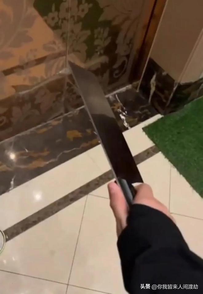 九游娱乐NineGame：狠人！女子点外卖备注不要敲门外卖员却挑衅女子拿刀等员(图2)